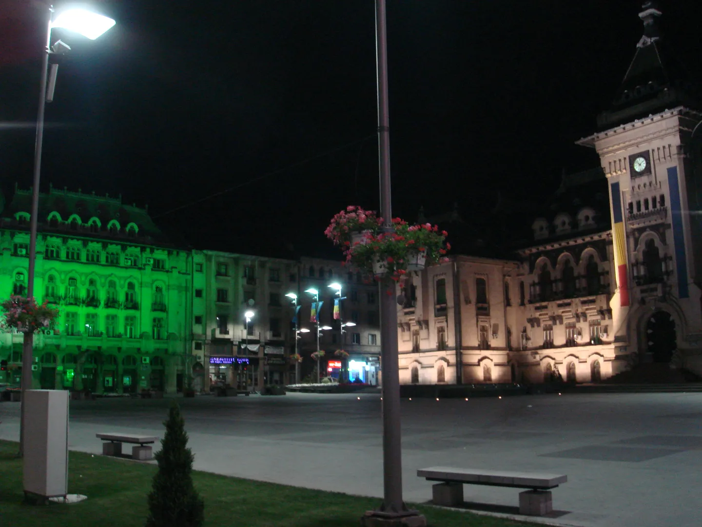 Piață centrală din Craiova, fotografiată noaptea