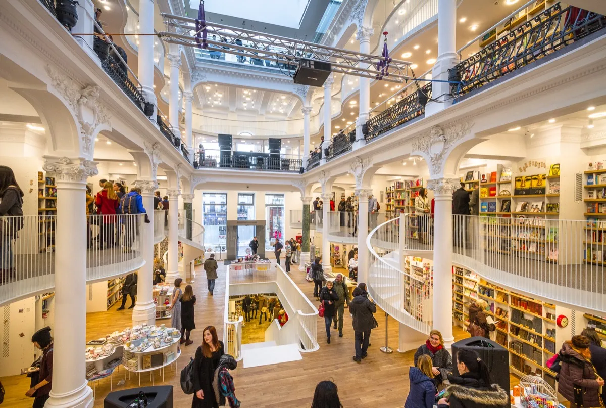 Interiorul librăriei Cărturești Carusel, cu galerii albe