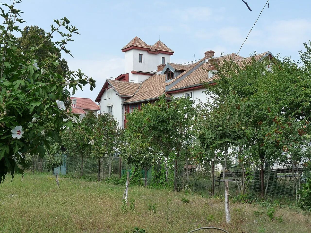 Casa Memorială Tudor Arghezi Mărțișor, cu acoperiș de țiglă și grădină.