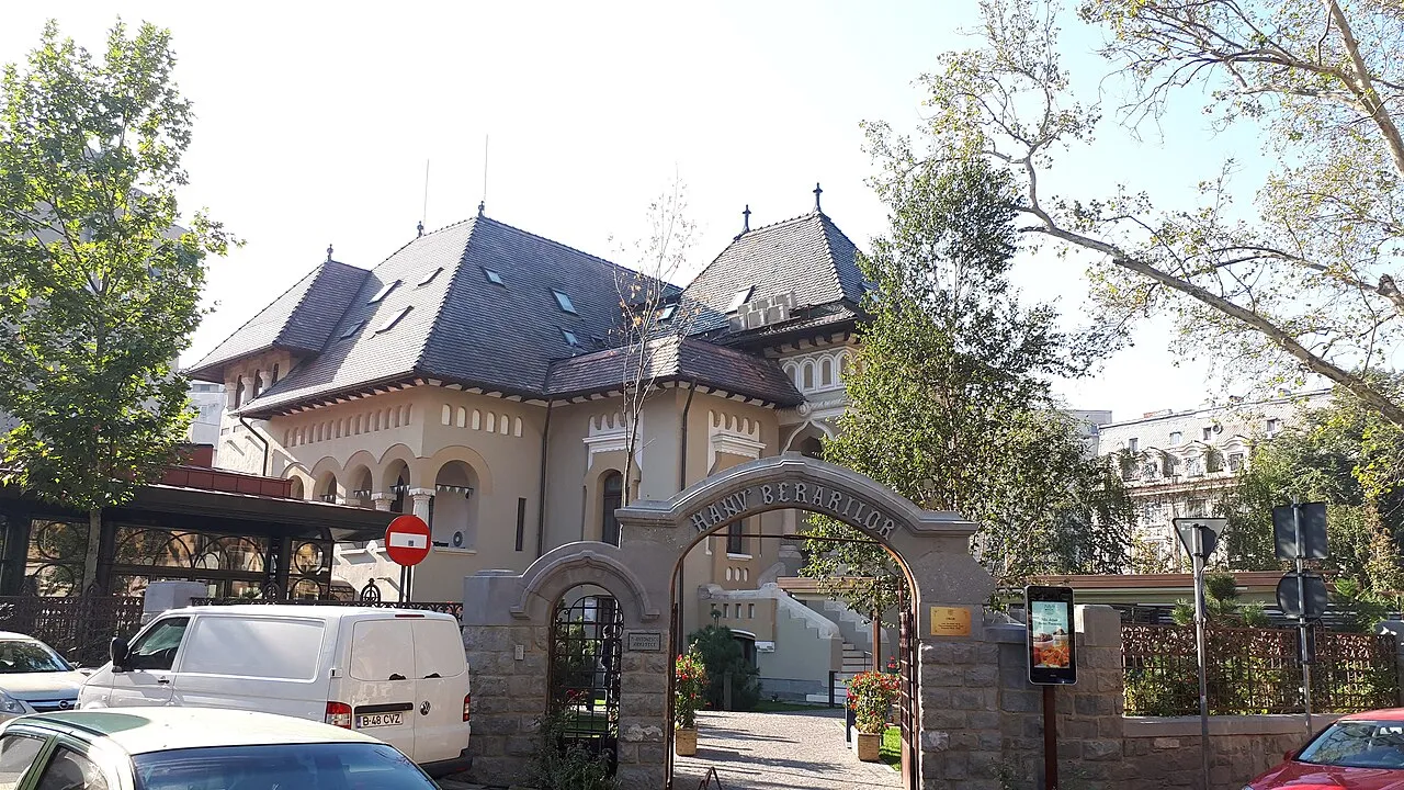 Exteriorul Hanu’ Berarilor Casa Oprea Soare, București, 2017
