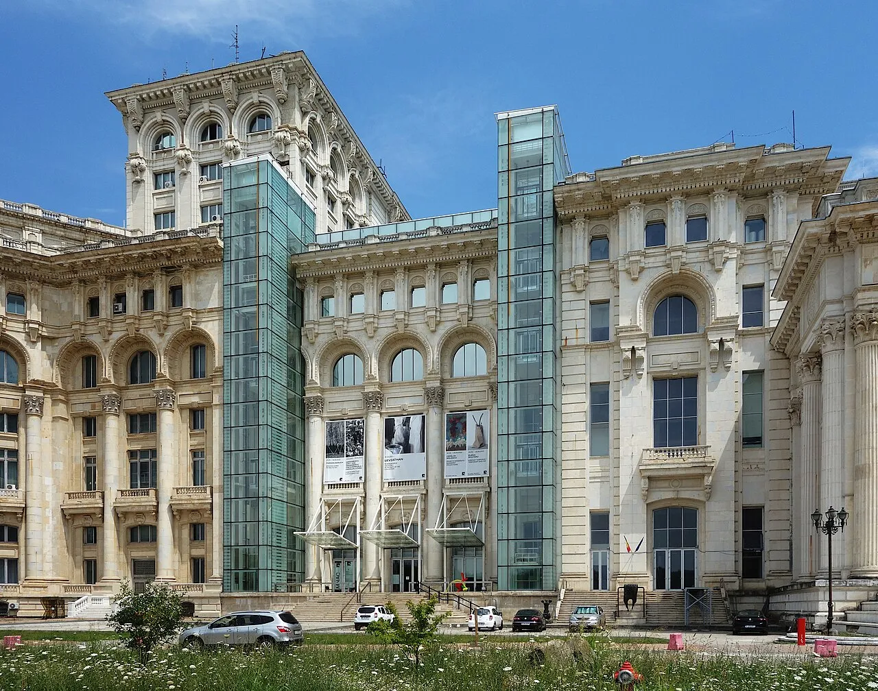 Exteriorul Muzeului Național de Artă Contemporană, cu turnurile de acces din sticlă, în 2022.