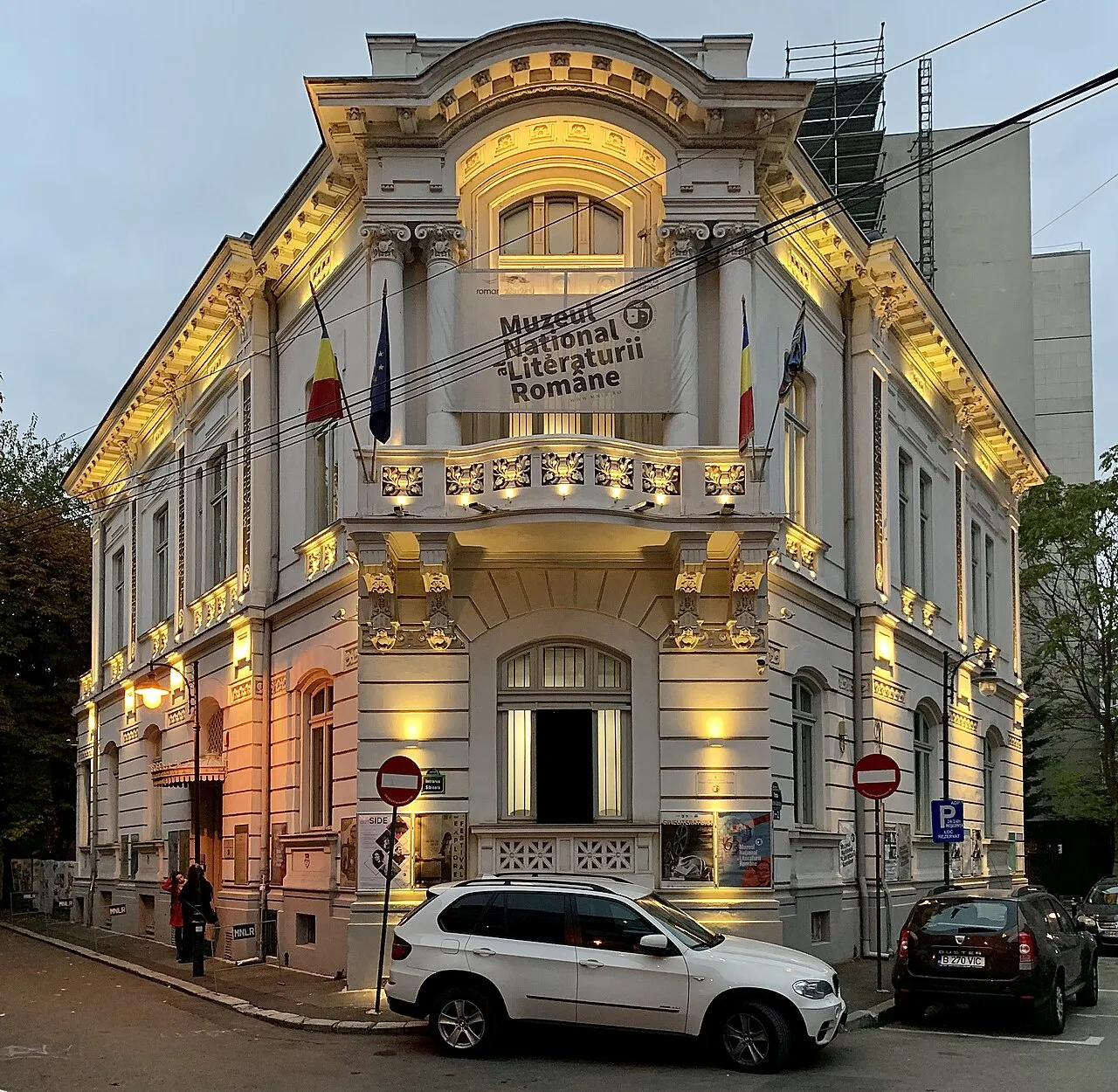 Fațada iluminată a Muzeului Național al Literaturii Române din strada Nicolae Crețulescu 8.