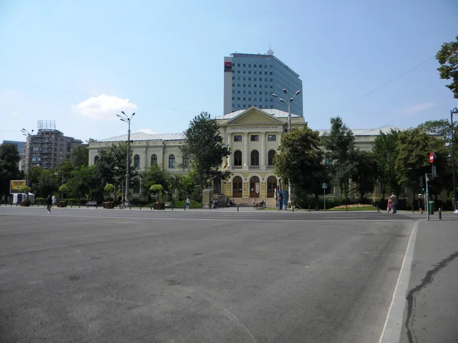 Fațada Muzeului Grigore Antipa din București