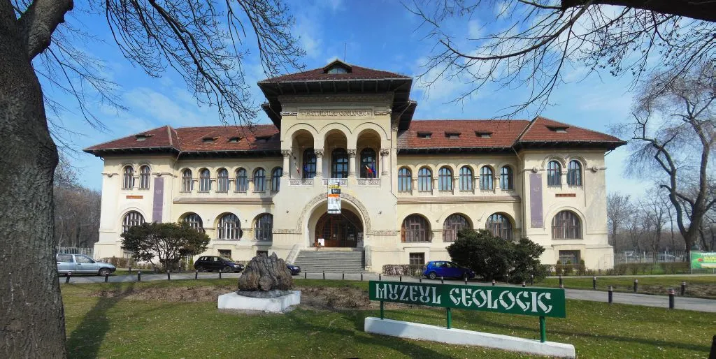 Fațada Muzeului Geologic Național din București, cu indicatorul muzeului în față.