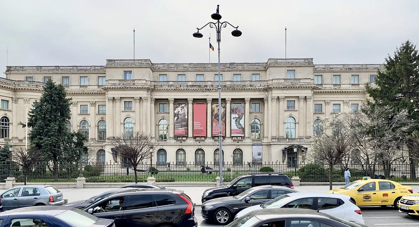 Fațada centrală a Muzeului Național de Artă al României, în 2021.