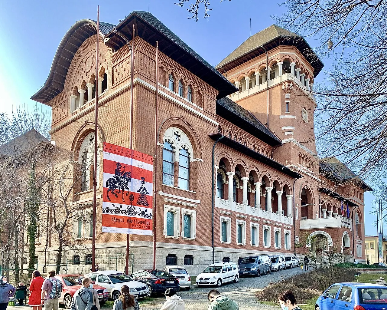 Fațada din cărămidă a Muzeului Național al Țăranului Român din București.