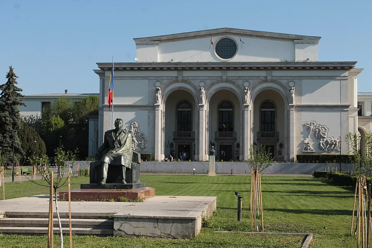 Opera Națională București și statuia lui George Enescu, în aprilie 2025.