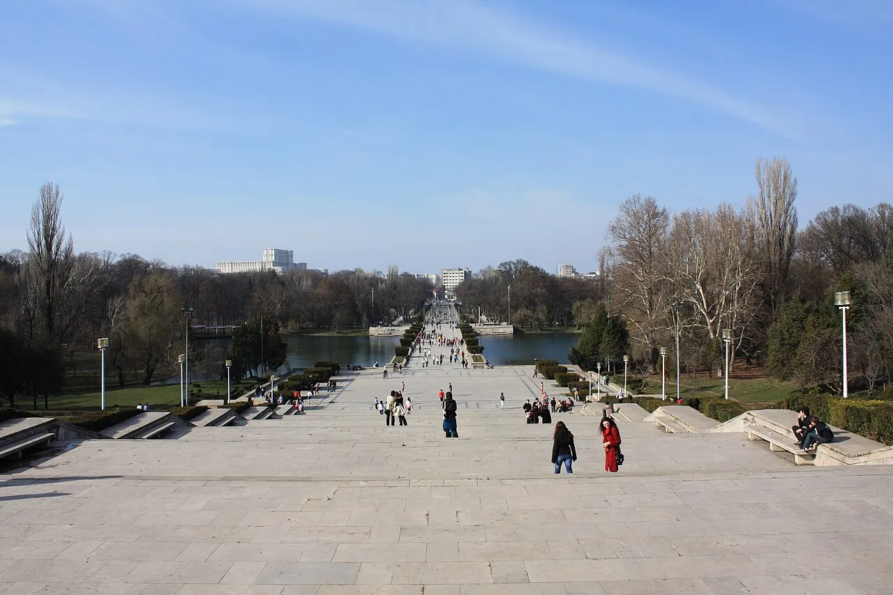 Aleea principală și lacul din Parcul Carol I, văzute de pe trepte, în 2010.