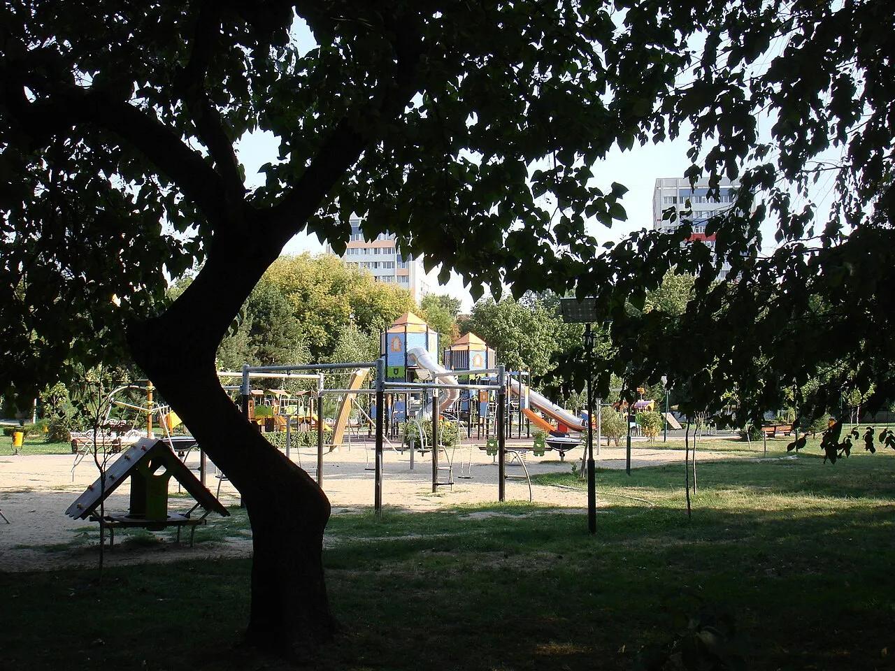 Loc de joacă în Parcul Floreasca, București, 2012