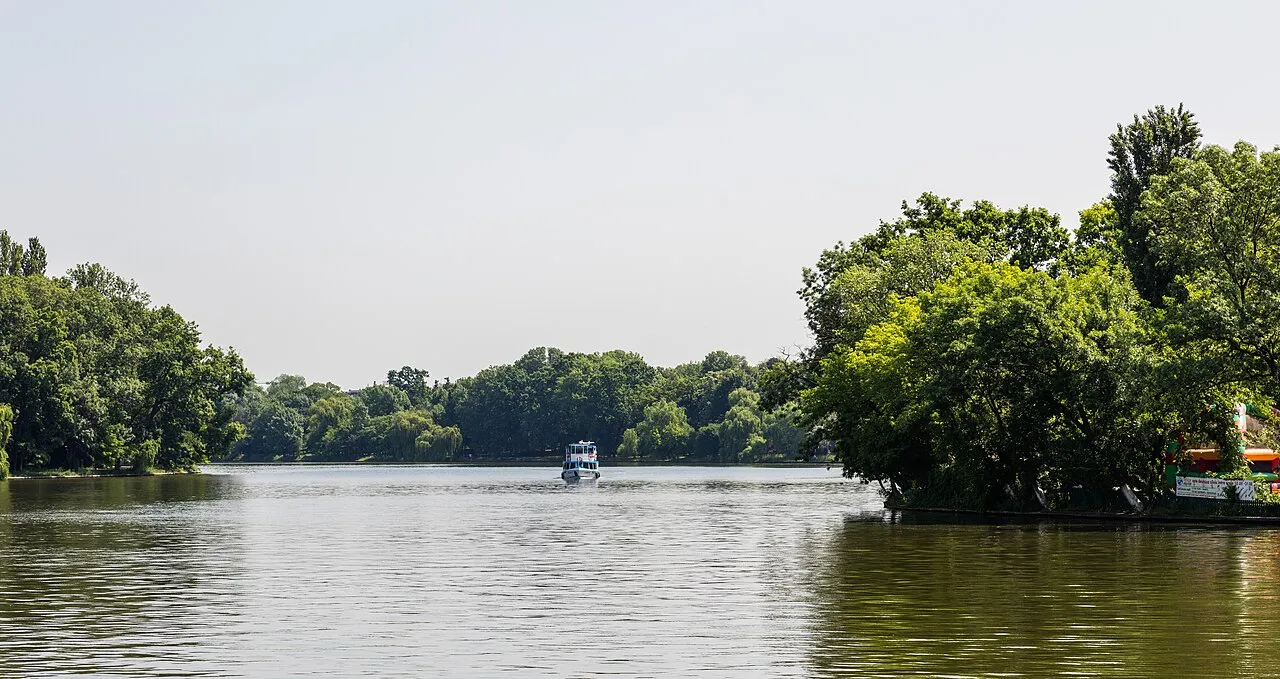 Peisaj în Parcul Herăstrău din București