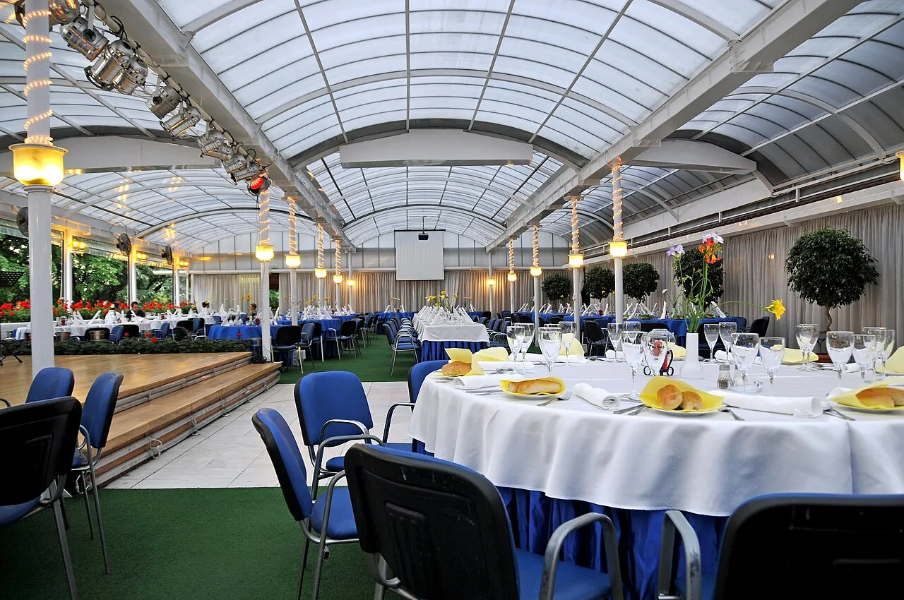 Interiorul restaurantului Pescăruș din Herăstrău, București, 2012